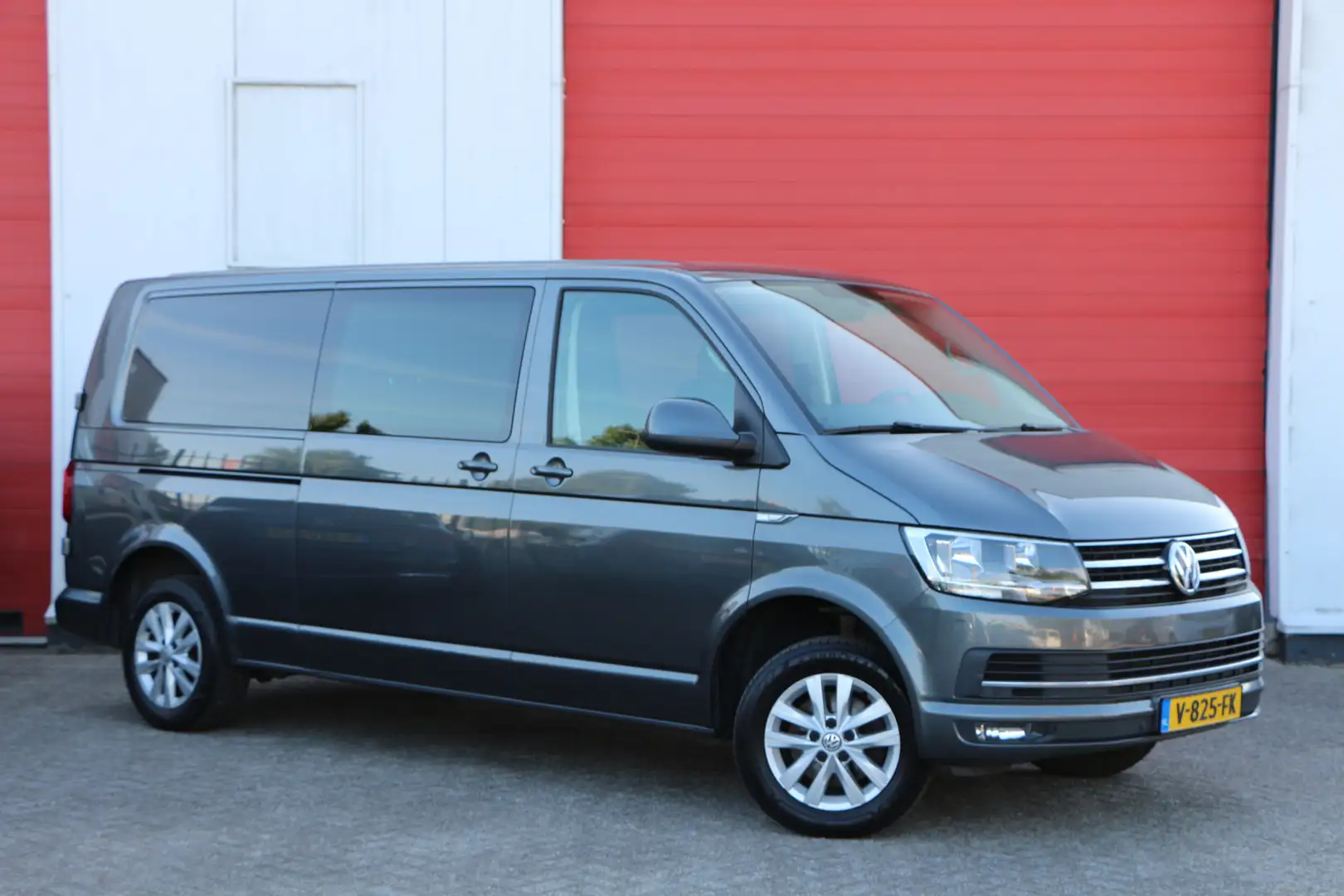 Volkswagen T6 Transporter 2.0 TDI L2H1 150pk DC Highline Grijs - 2