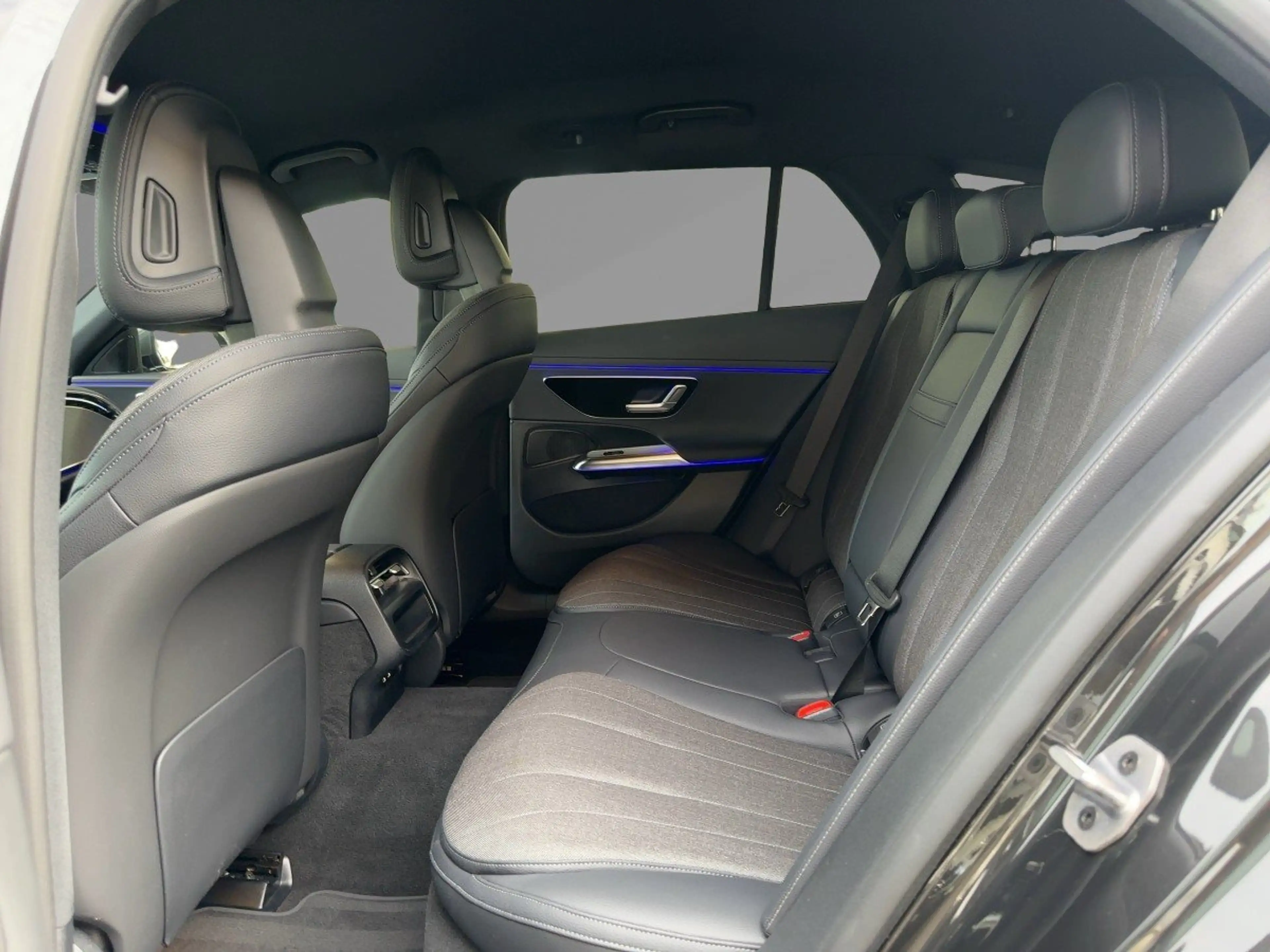 Mercedes-Benz E 220 d 4M T AVANTGARDE NP:84.673 ADVANCED+ DISTR — photo 9