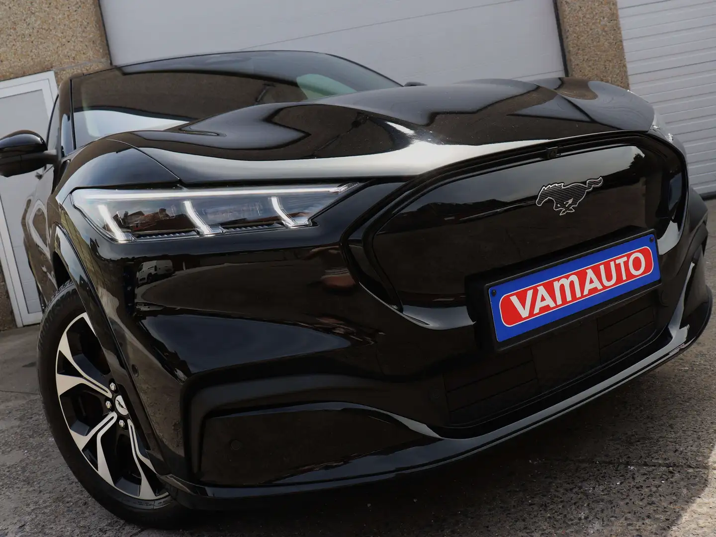 Ford Mustang Mach-E 76 kWh AWD Premium Standard Range - Pano/Memory Zwart - 1