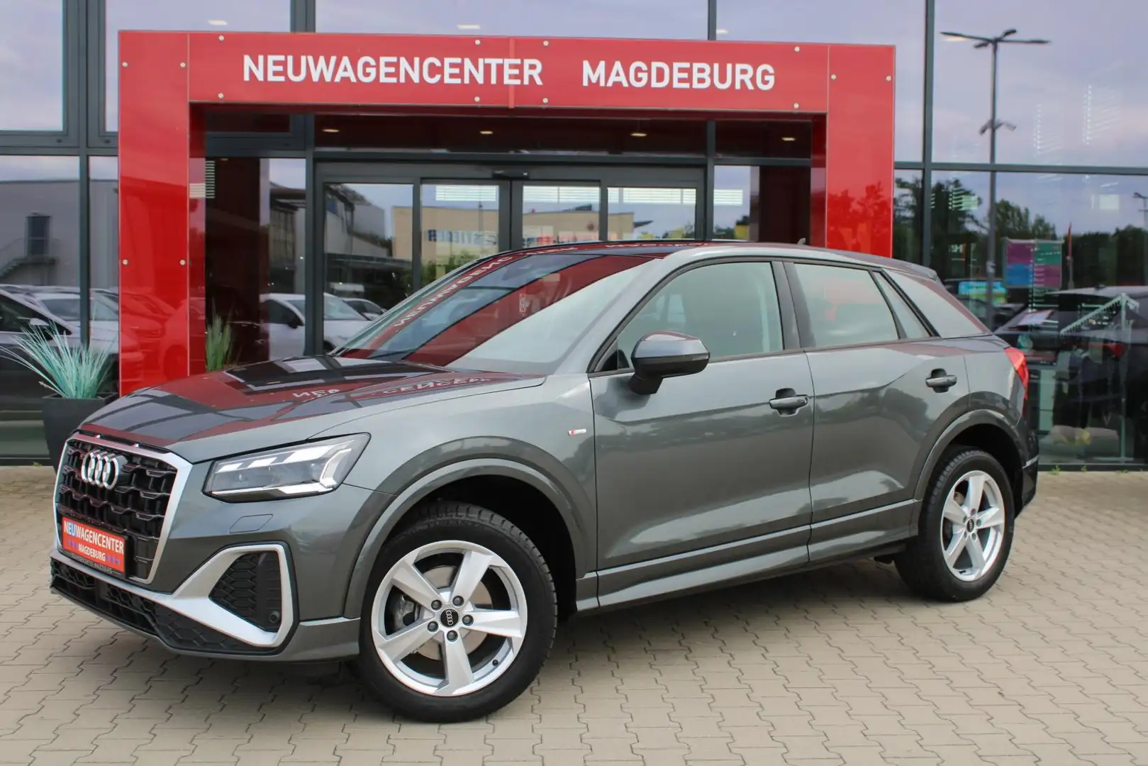 Audi Q2 S-Line 1.5 TFSI*MATRIX*PANO*AHK vorb.*elektr.HECKK Grau - 1
