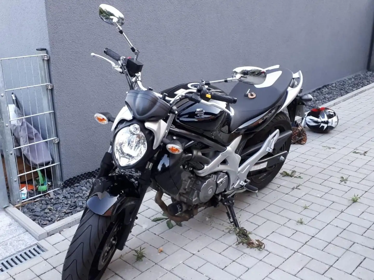 Suzuki Gladius 650 Fekete - 1