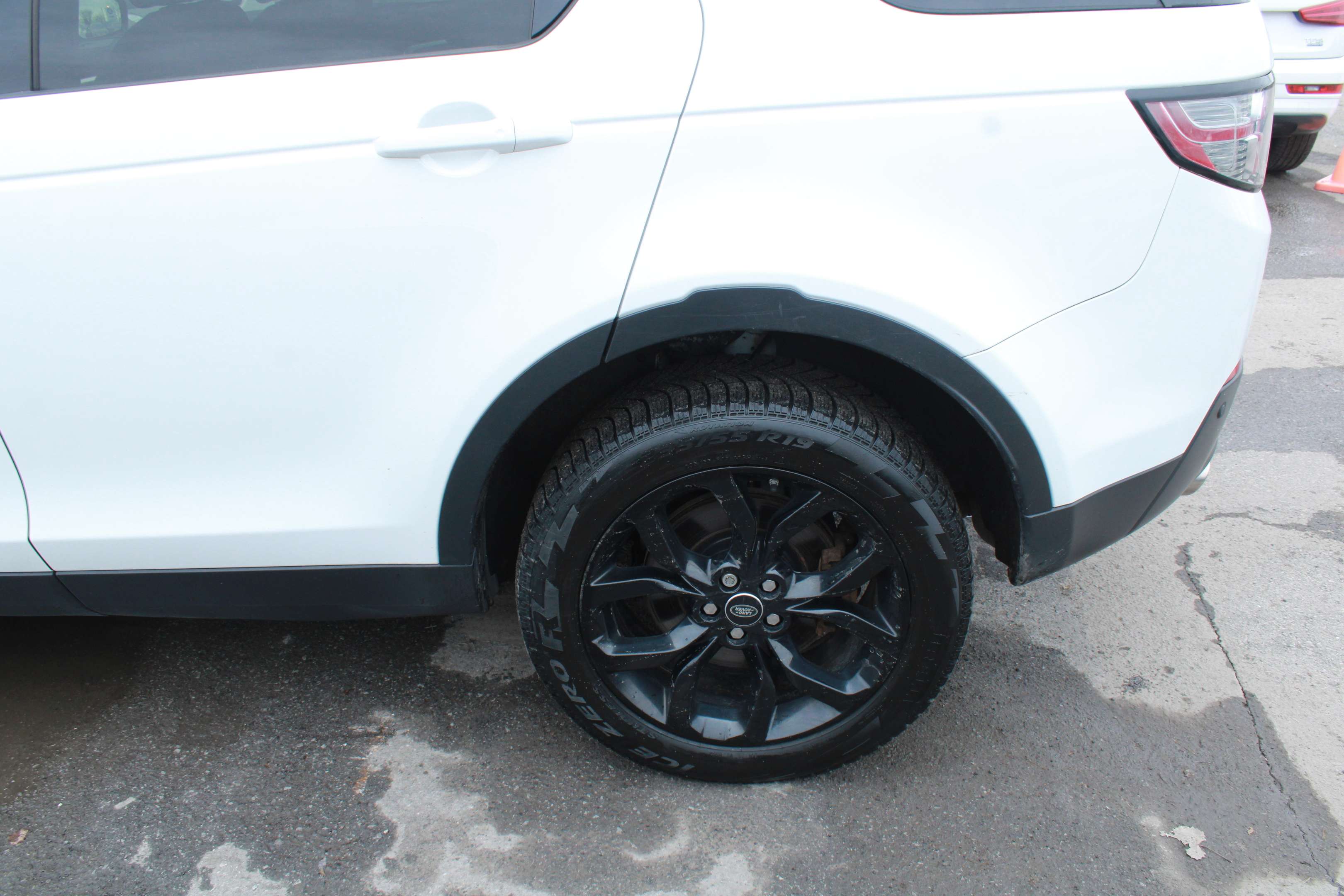 2018 Land Rover Discovery Sport HSE - Image 14