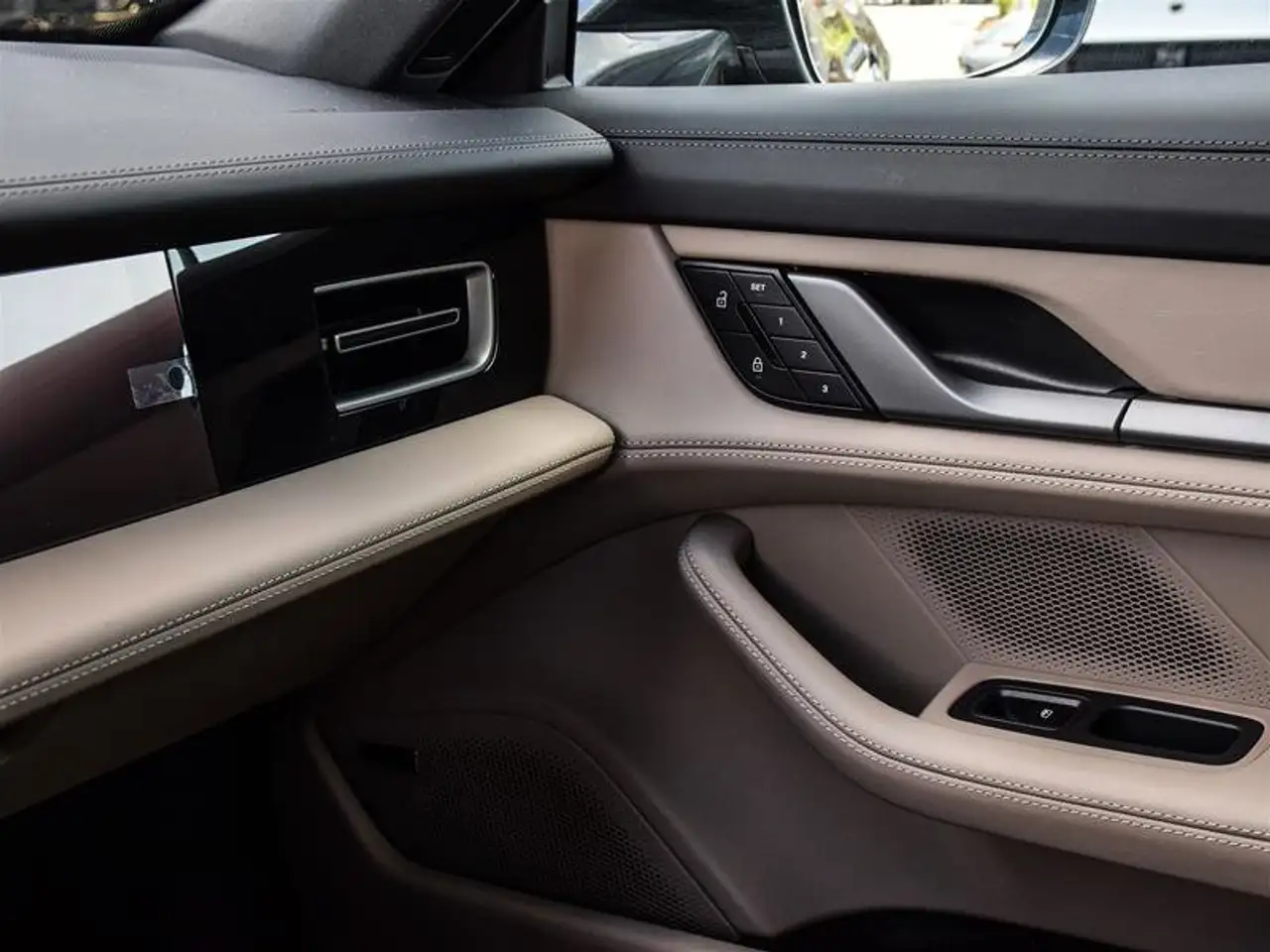 Porsche Taycan снимка Porsche Taycan