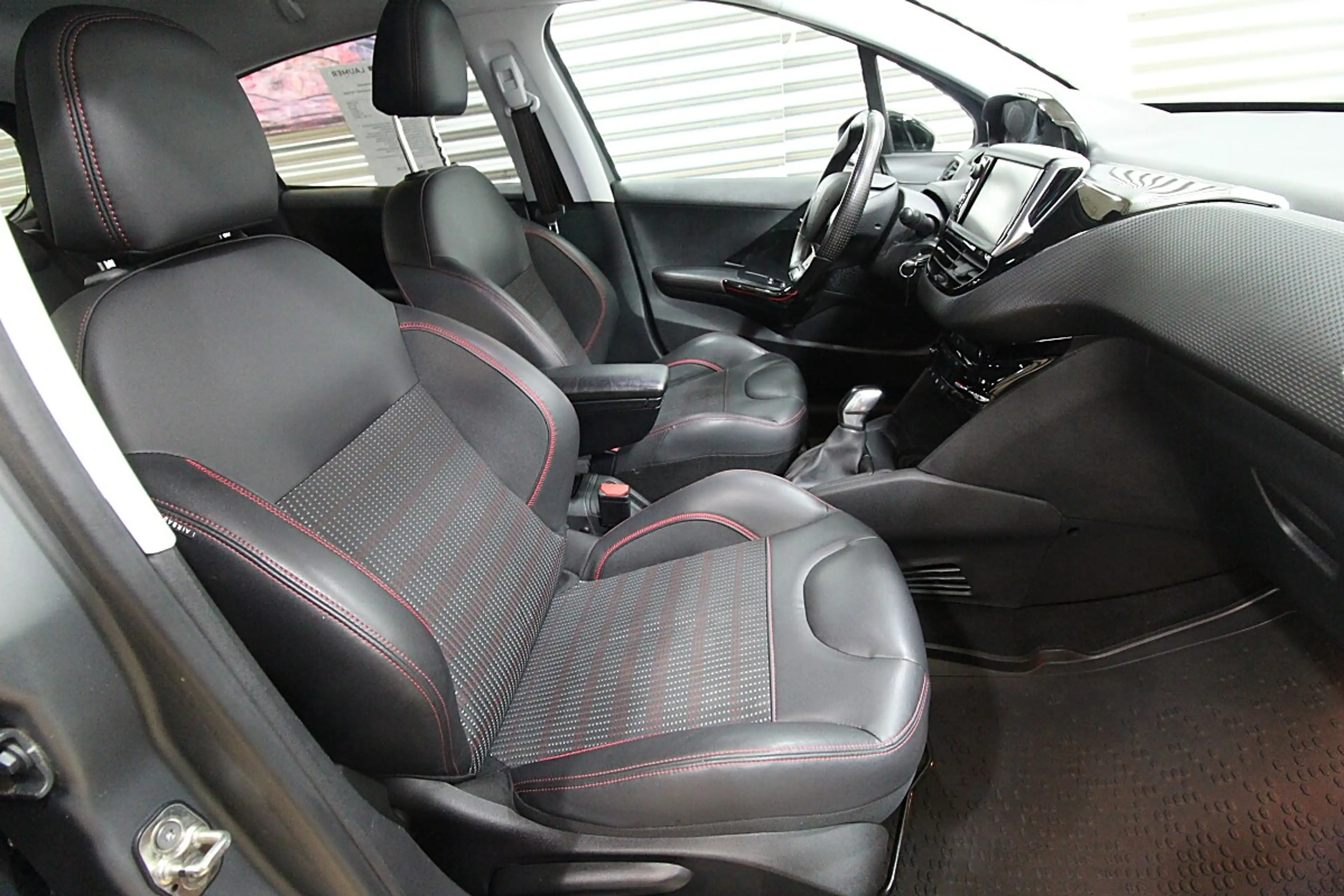 Peugeot 208 GT Line 1,2 PureTech 110 S&S — photo 8