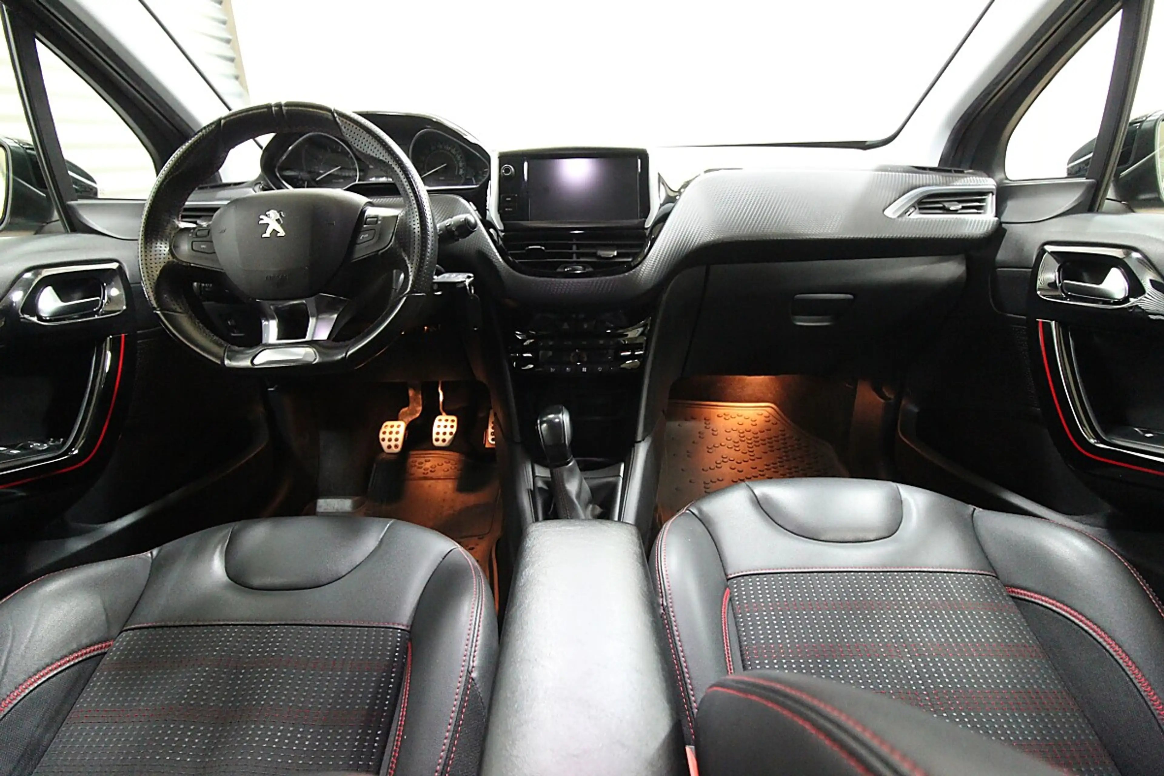 Peugeot 208 GT Line 1,2 PureTech 110 S&S — photo 11
