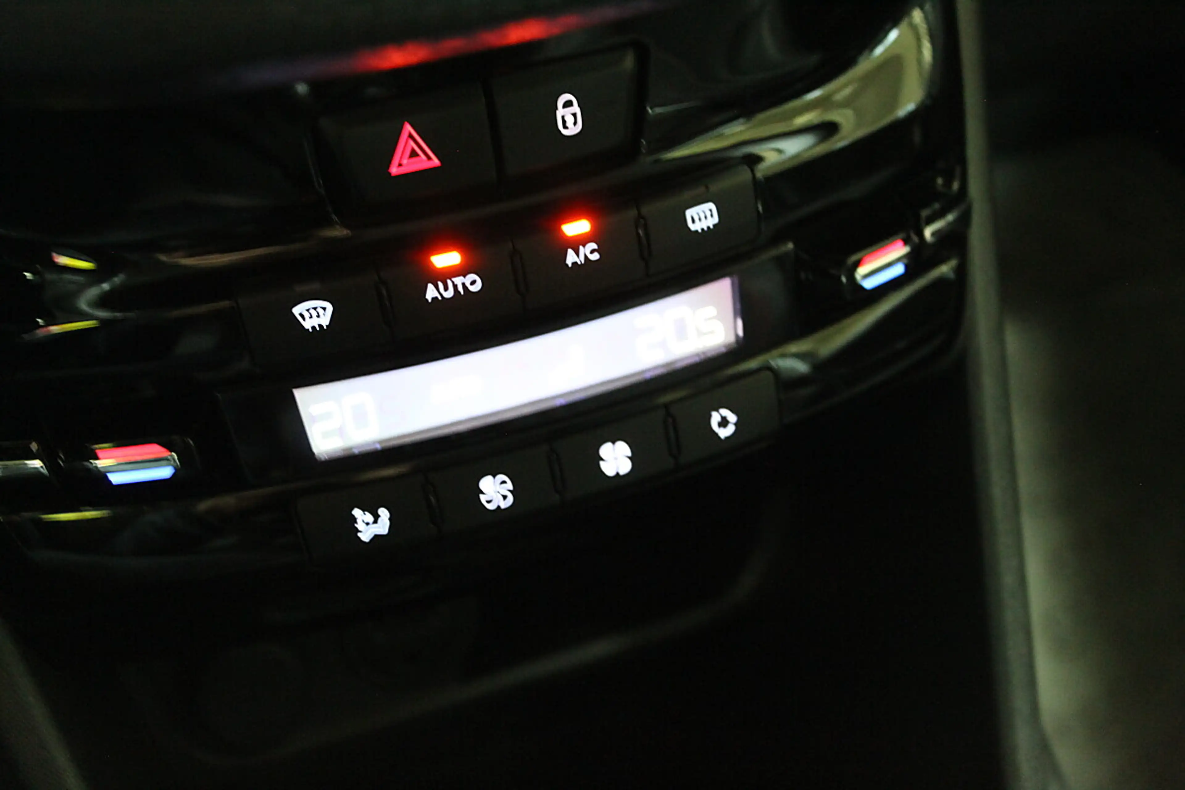 Peugeot 208 GT Line 1,2 PureTech 110 S&S — photo 15