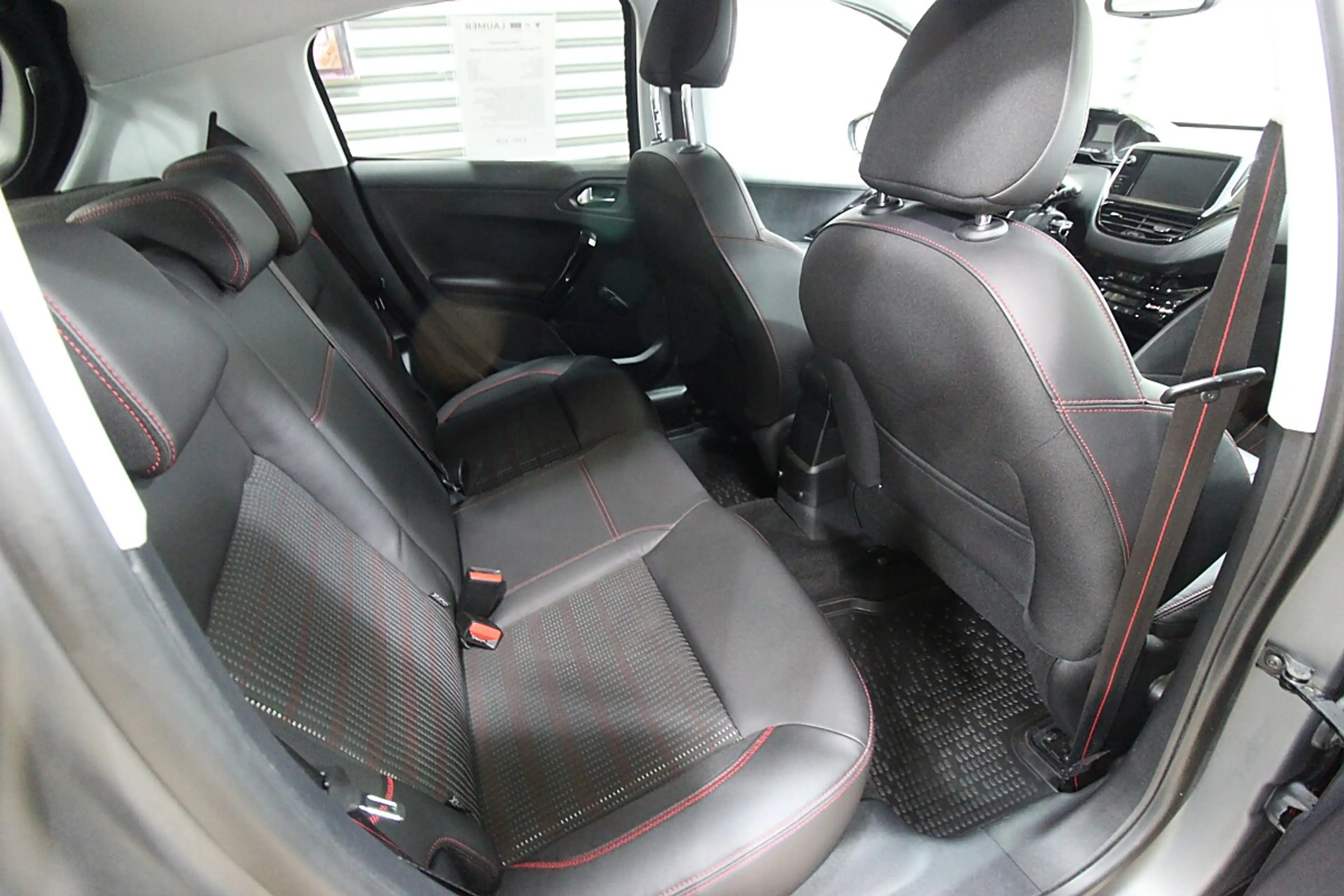 Peugeot 208 GT Line 1,2 PureTech 110 S&S — photo 9