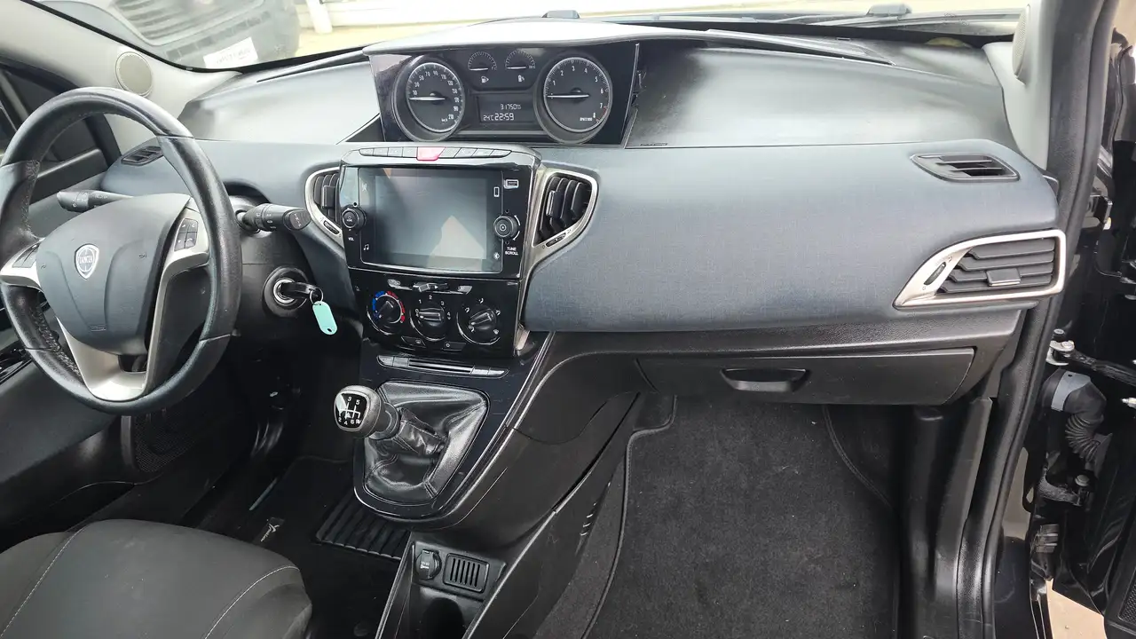 Lancia Ypsilon 2022 — фото 8