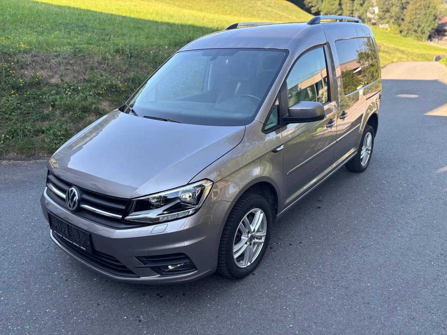 Volkswagen Caddy 2,0 TDI 4MOTION Trendline Schaltgetriebe Alltrad permanent Silber - 1