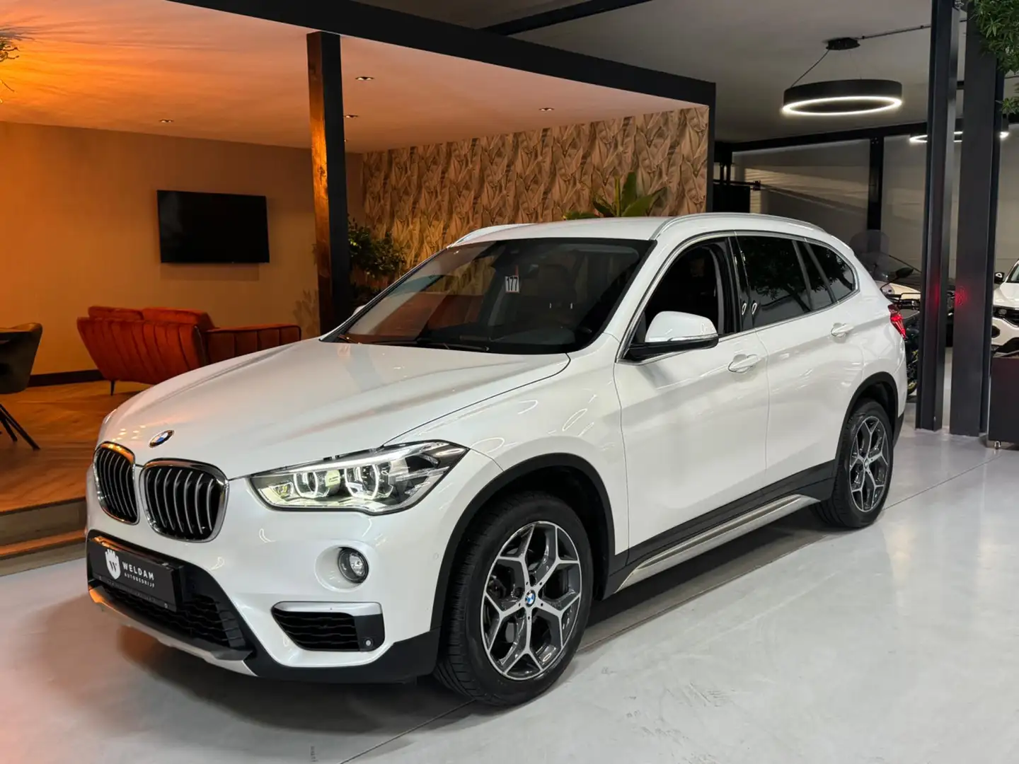 BMW X1 SDrive18i Executive xLine Garantie Camera Harman K Wit - 2