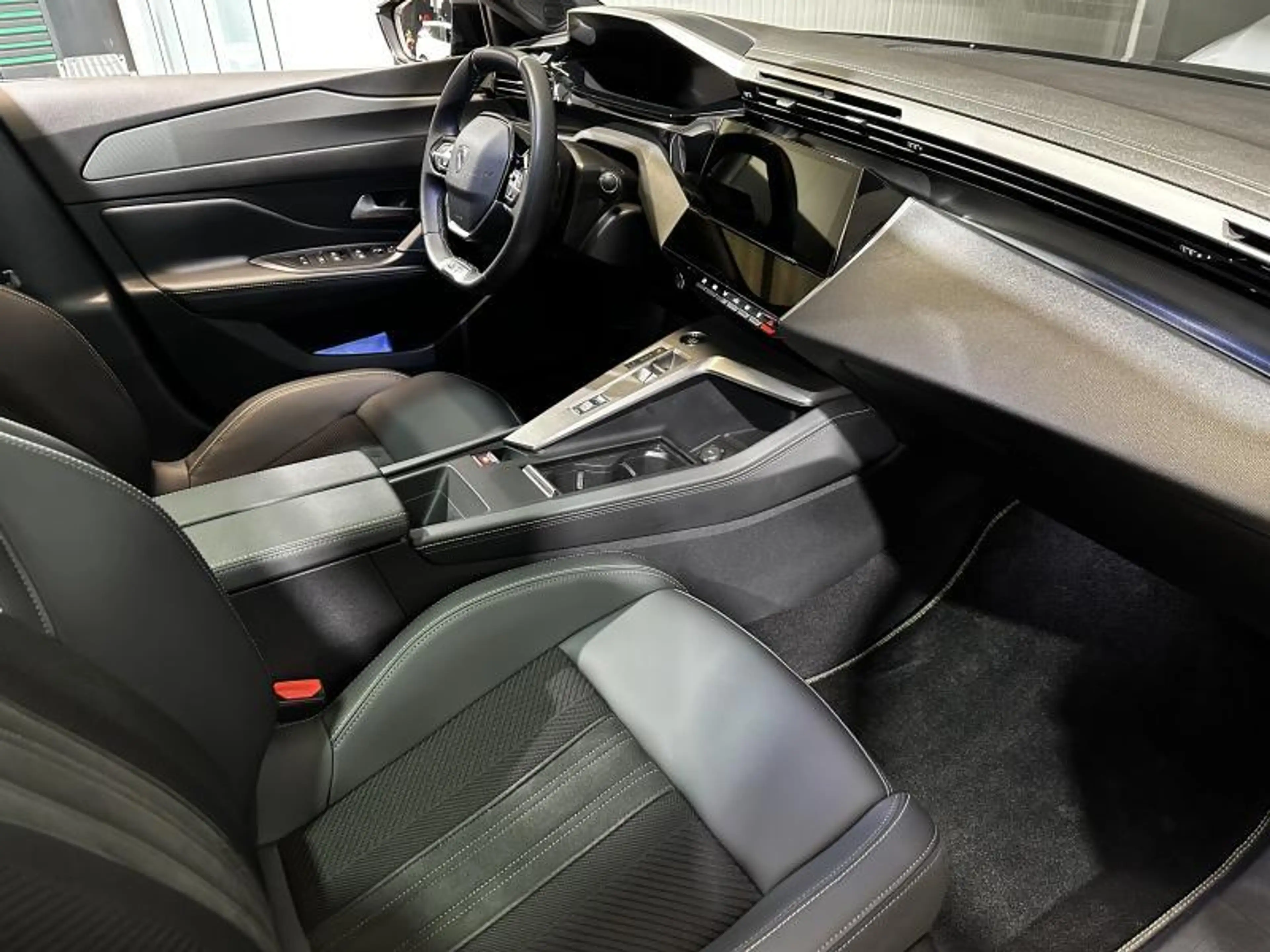 Peugeot 408 GT 12 Hybrid 145cv toit ouvrant — photo 2