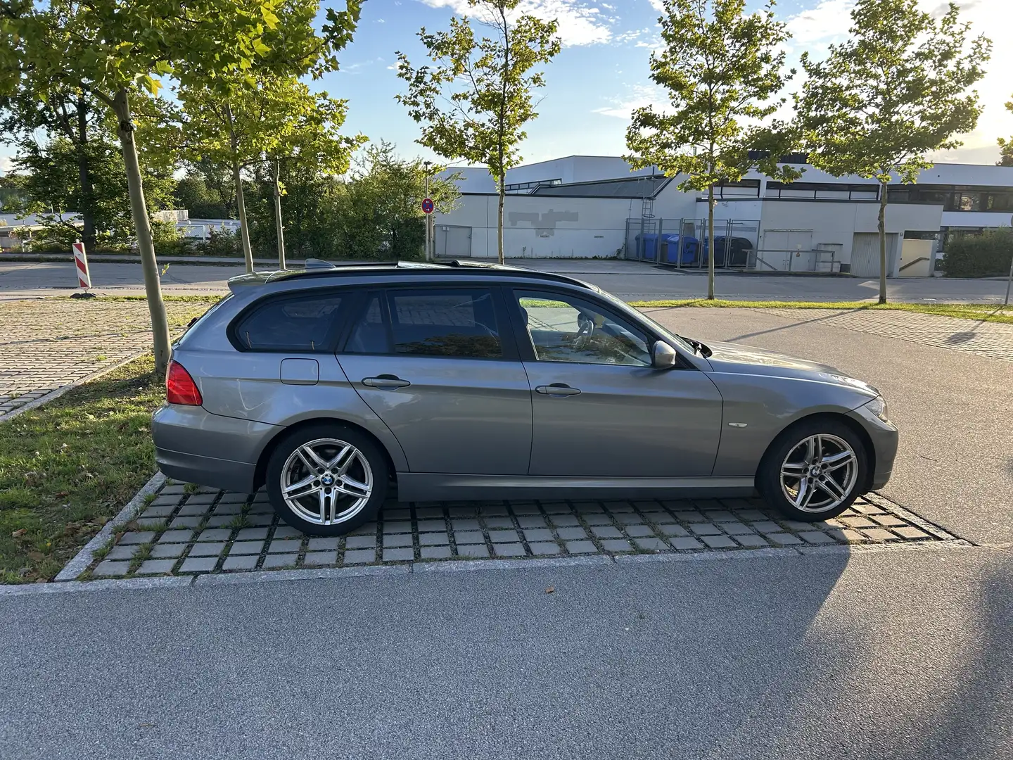 BMW 320 320i Touring E91-Leder-Panoramadach- TÜV 03/26 - 2