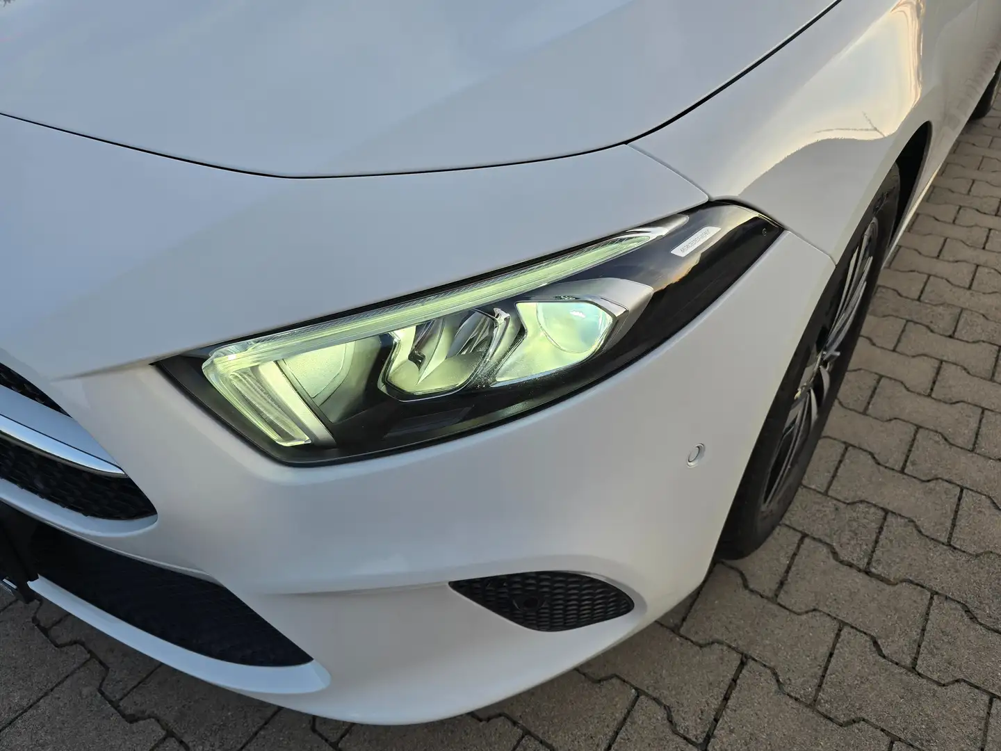 Mercedes-Benz A 200 A 200  Progressive LED Leder Kamera Alu 17 MBUX Weiß - 2