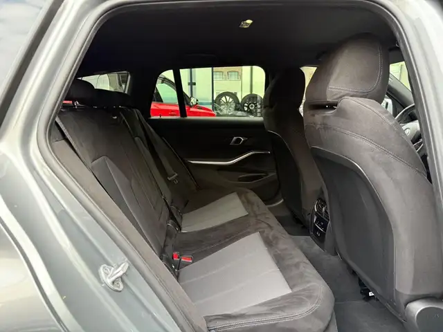 BMW 3 Series view 8