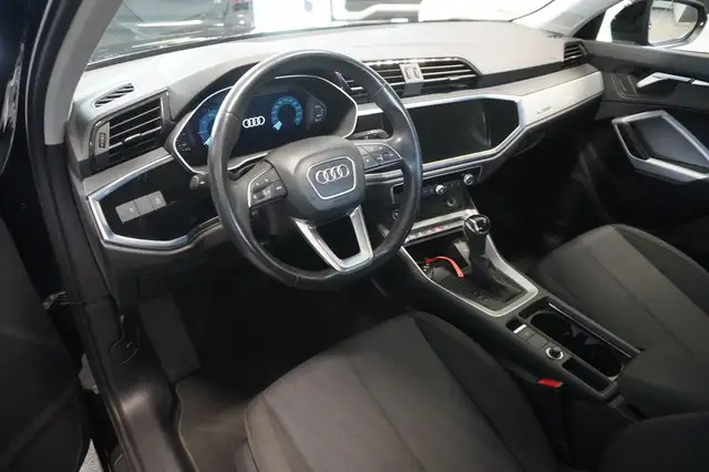 Audi Q3 view 7