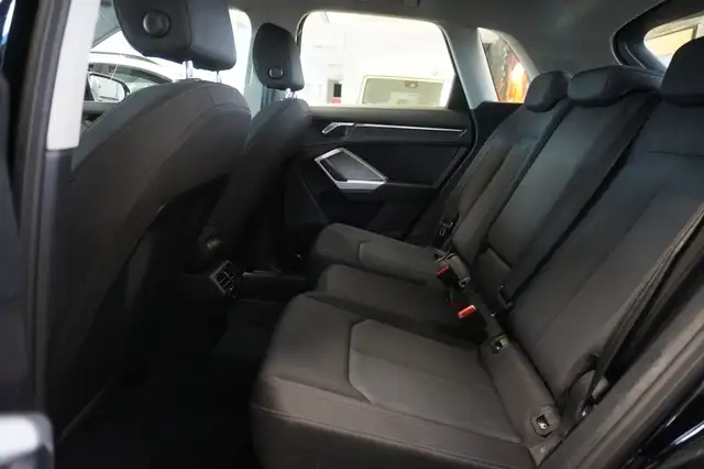 Audi Q3 view 9