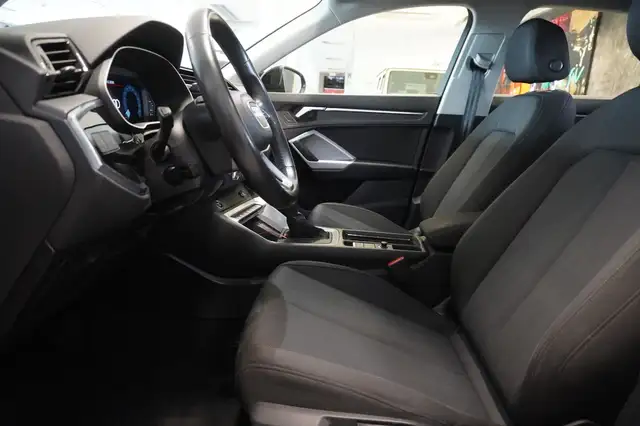 Audi Q3 view 8