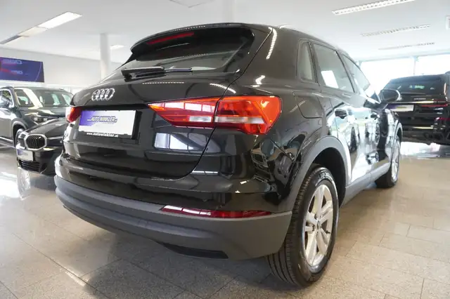 Audi Q3 view 5