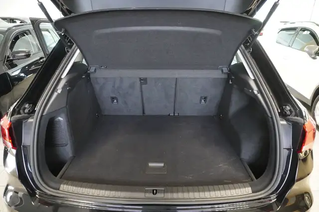 Audi Q3 view 10