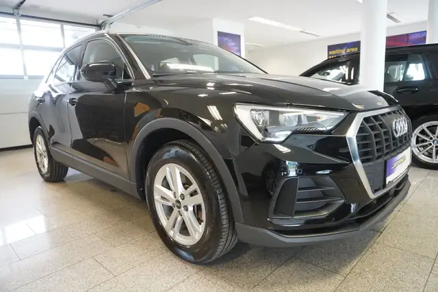 Audi Q3 view 3