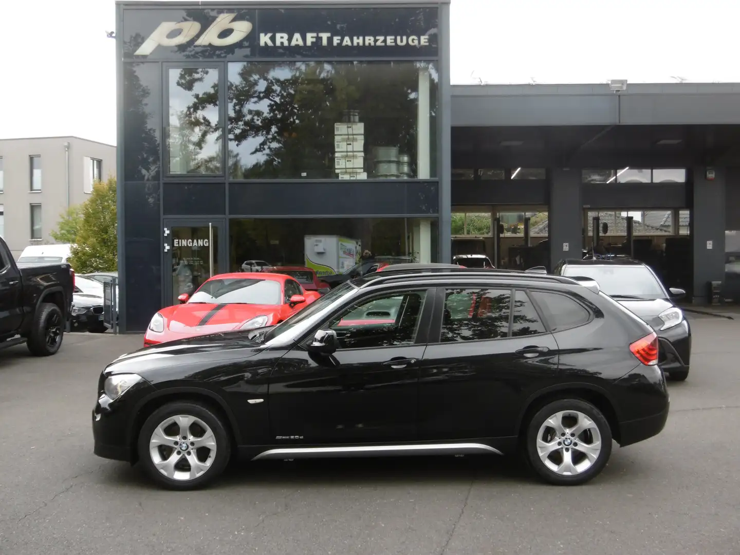 BMW X1 sDrive 20d AHK Navi Xenon Schwarz - 1