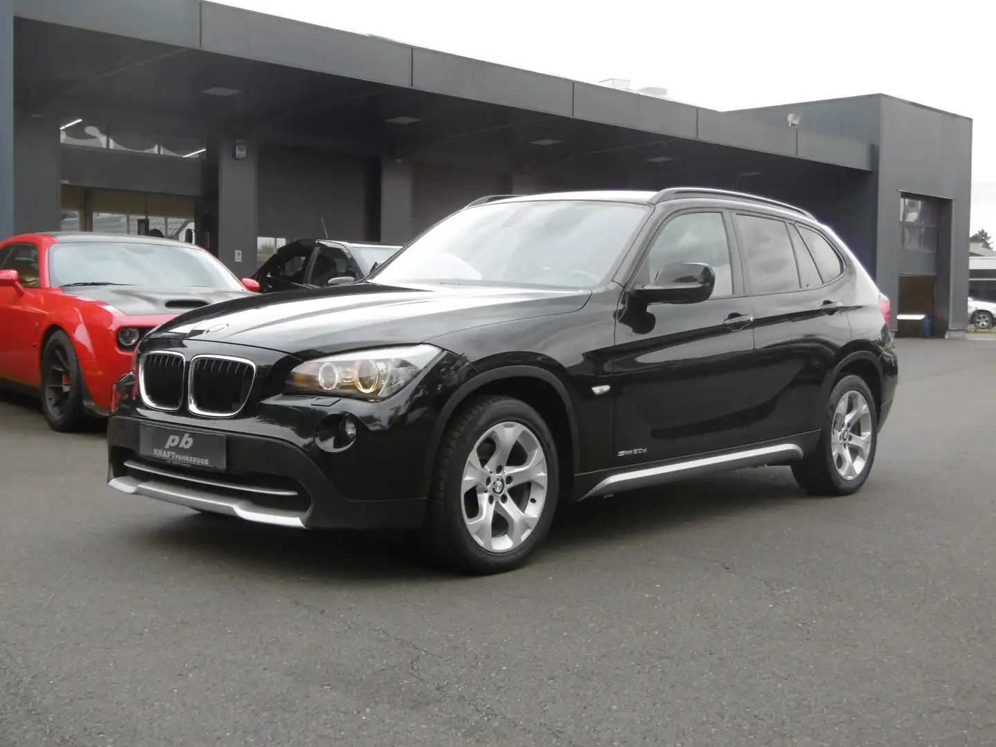 BMW X1 sDrive 20d AHK Navi Xenon Schwarz - 2