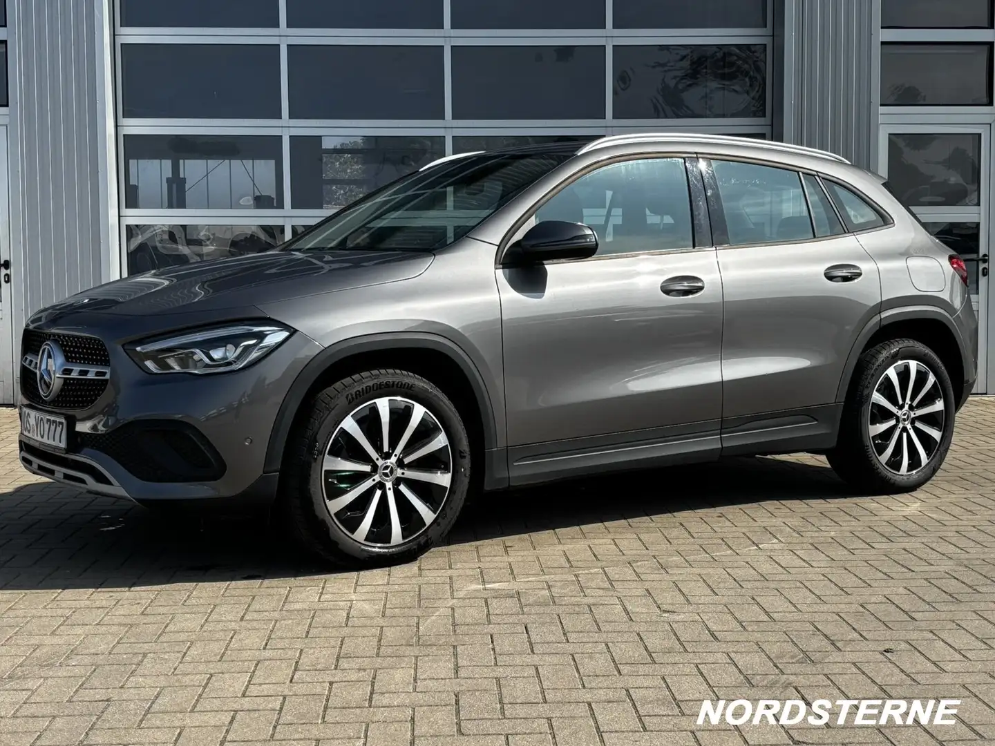 Mercedes-Benz GLA 180 GLA 180 d AUTOMATIK+NAVIGATION+AHK+MBUX+SHZ+LED Grau - 2