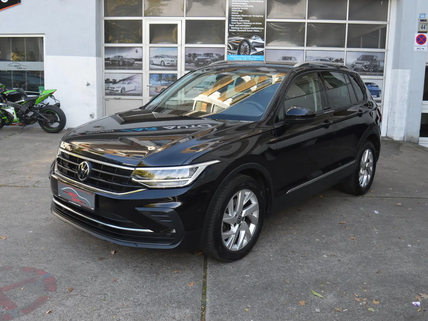 Volkswagen Tiguan Tiguan Diesel 2.0 TDI SCR ACTIVE*Navi*AHK*Kamera* Schwarz - 1