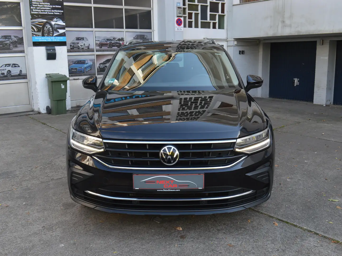 Volkswagen Tiguan Tiguan Diesel 2.0 TDI SCR ACTIVE*Navi*AHK*Kamera* Schwarz - 2