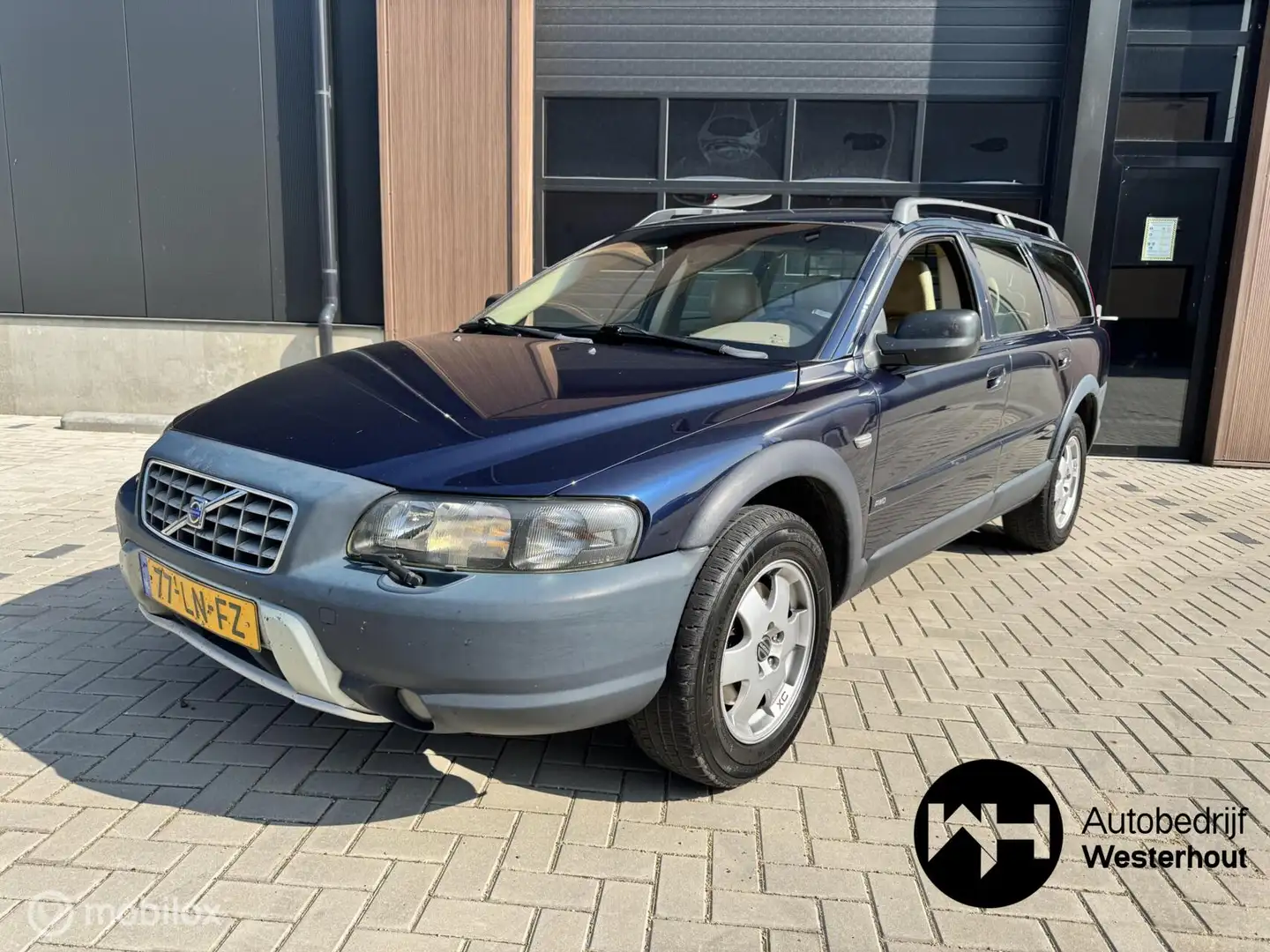 Volvo XC70 2.5 T AWD Geartronic Comfort Line AUTOMAAT LEDER T Blauw - 2