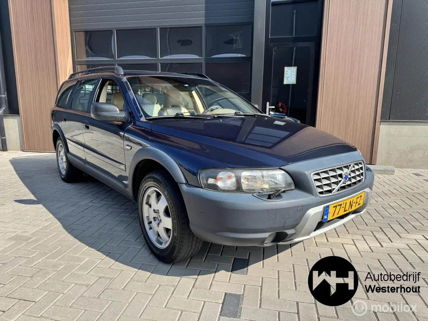 Volvo XC70 2.5 T AWD Geartronic Comfort Line AUTOMAAT LEDER T Blauw - 1