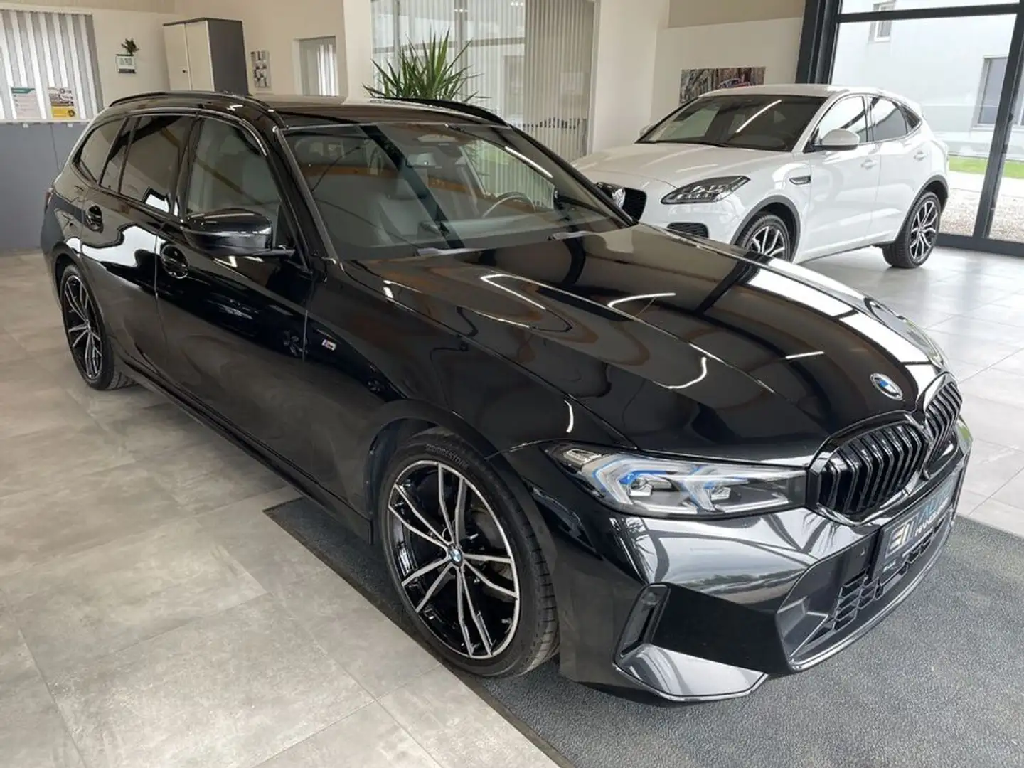 BMW 320 d Touring xDrive M-Sport *LED*PDC*NAV*ACC*STH* Zwart - 1