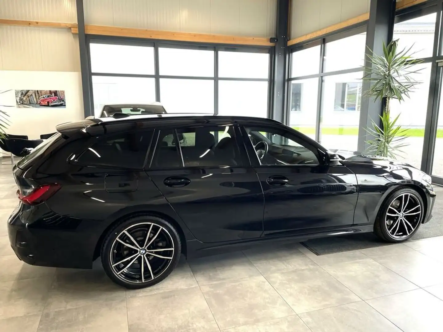 BMW 320 d Touring xDrive M-Sport *LED*PDC*NAV*ACC*STH* Zwart - 2