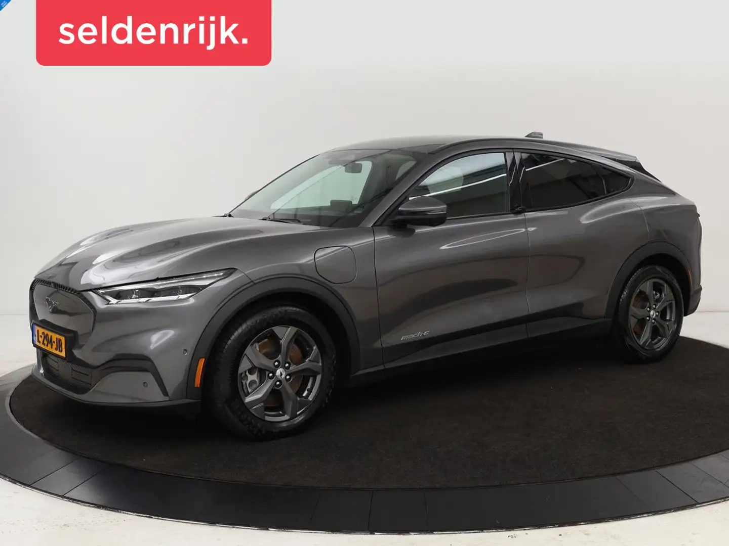 Ford Mustang Mach-E RWD 75 kWh | Leder | 360 camera | Stoel & Stuurver Grijs - 1