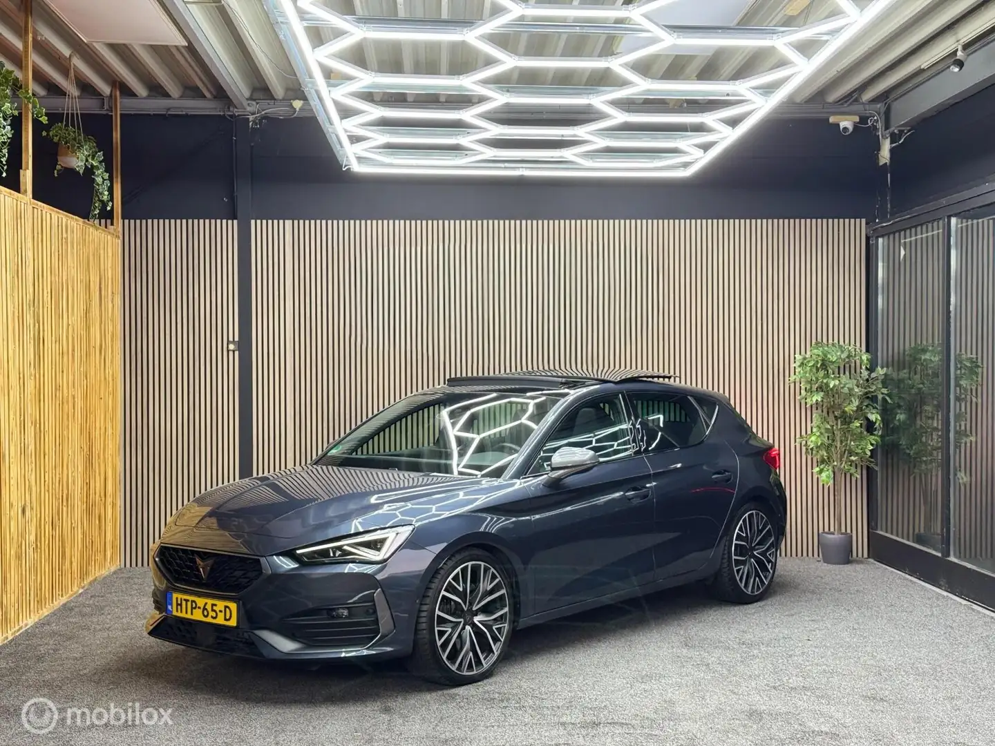 CUPRA Leon 300PK 2.0 VZ | Pano | Camera | Beats | LED | ACC Gris - 2