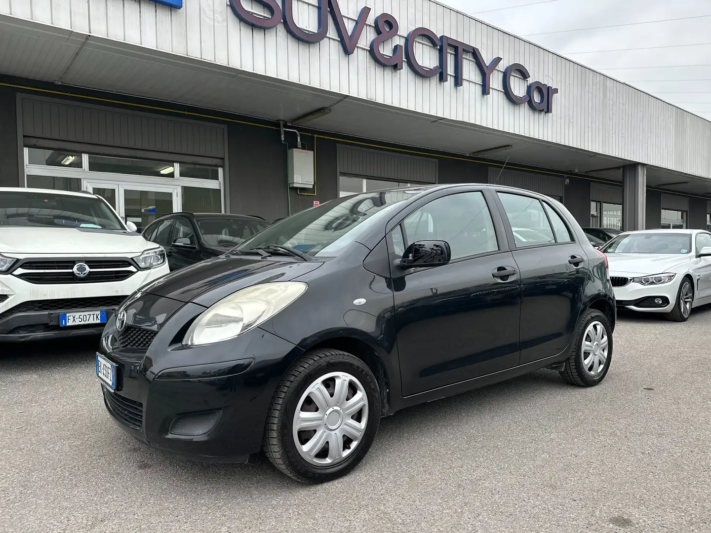 Toyota Yaris Yaris 5p 1.0 NEOPATENTATI Grigio - 1