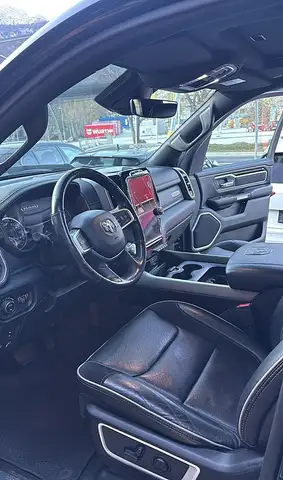 Dodge RAM 1500 Quad Cab Laramie Night Edition Ansicht 3