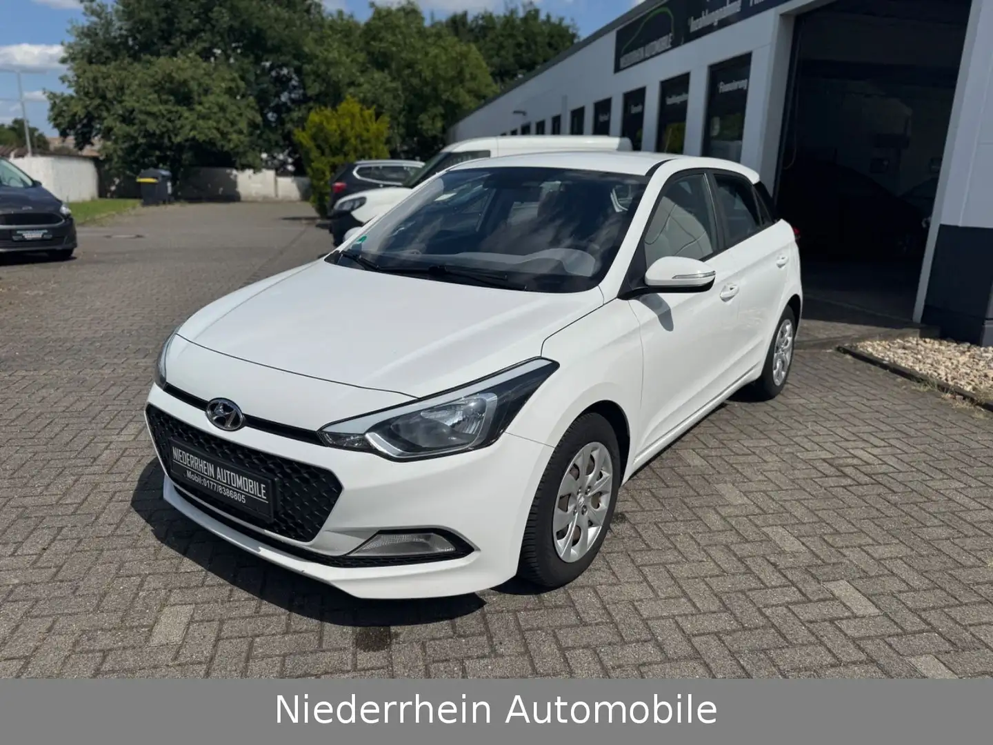 Hyundai i20 Classic 1.Hand+Klima+Tüv 07/2026 Weiß - 2