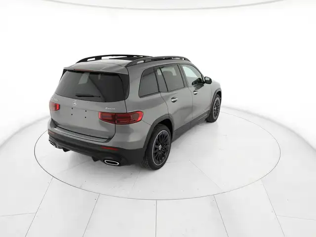 Mercedes-Benz GLB view 3