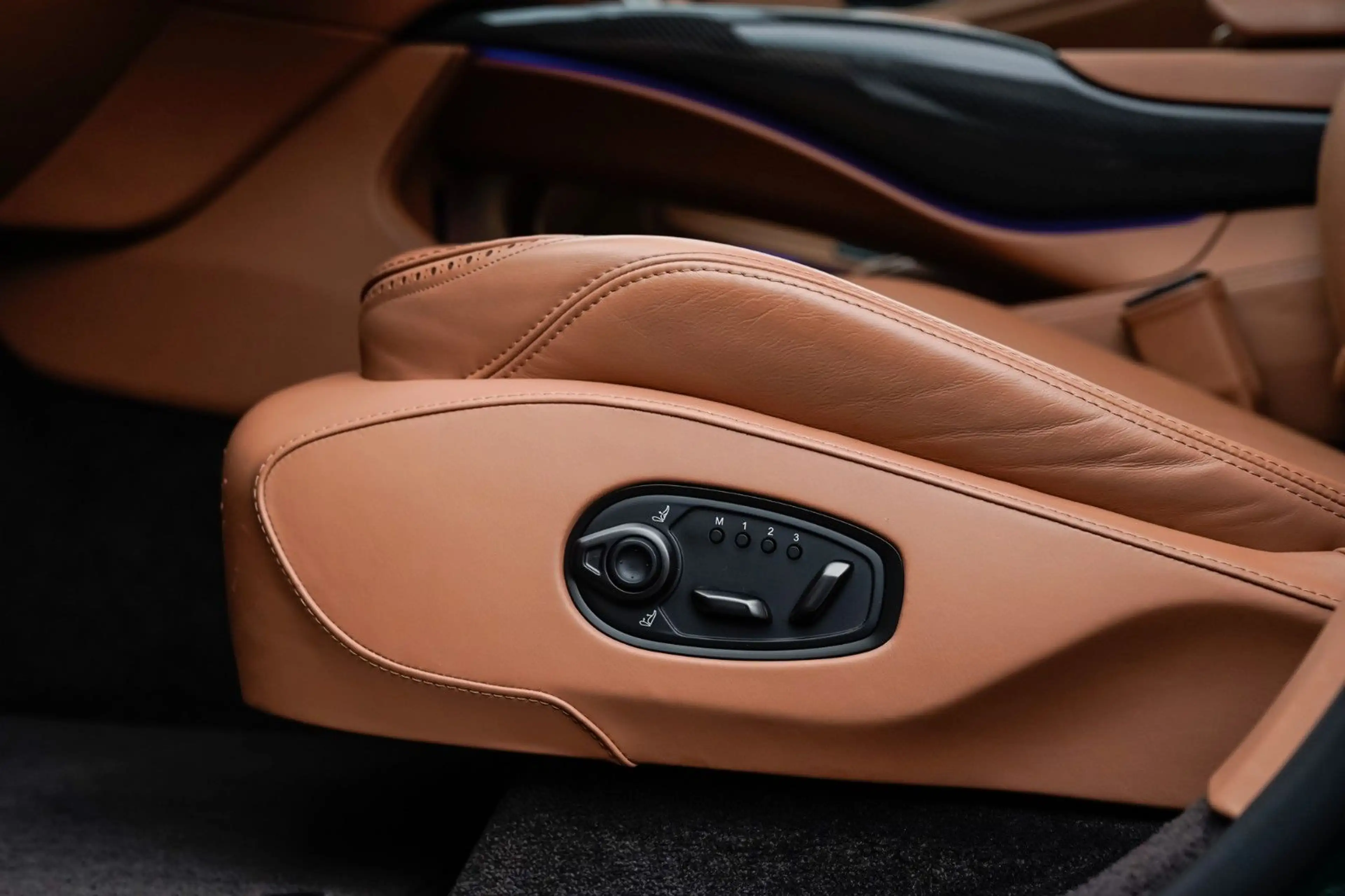Aston Martin DBX 4.0 V8 Black Pack-Pano-Carbon-22" — photo 11
