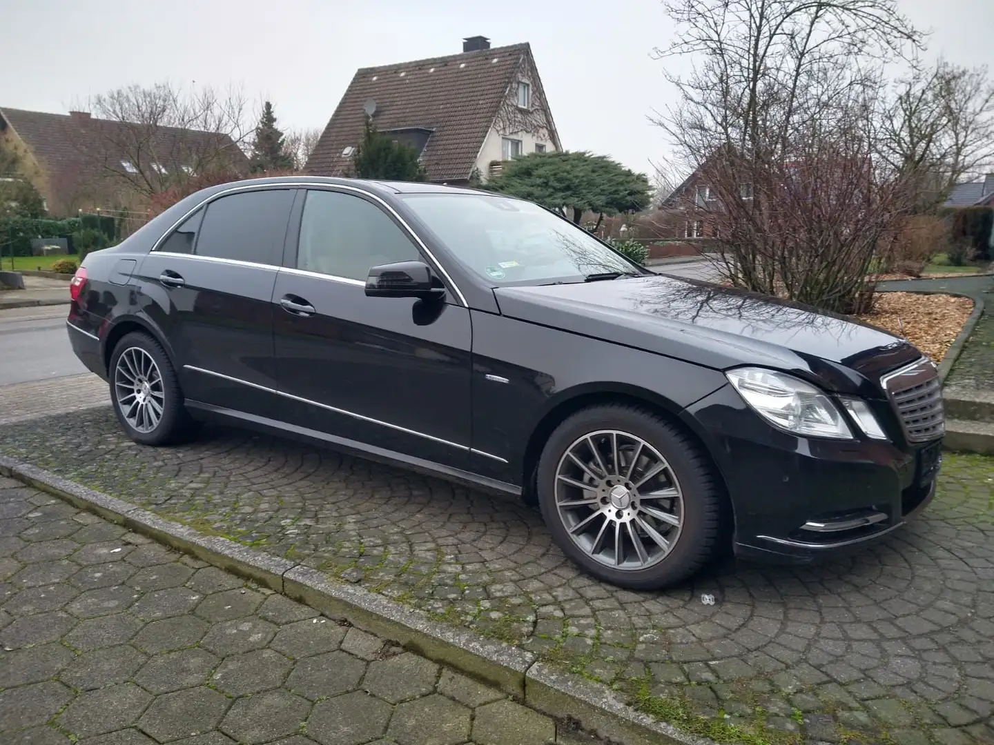 Mercedes-Benz E 220 E 220 CDI BlueEfficiency Schwarz - 1