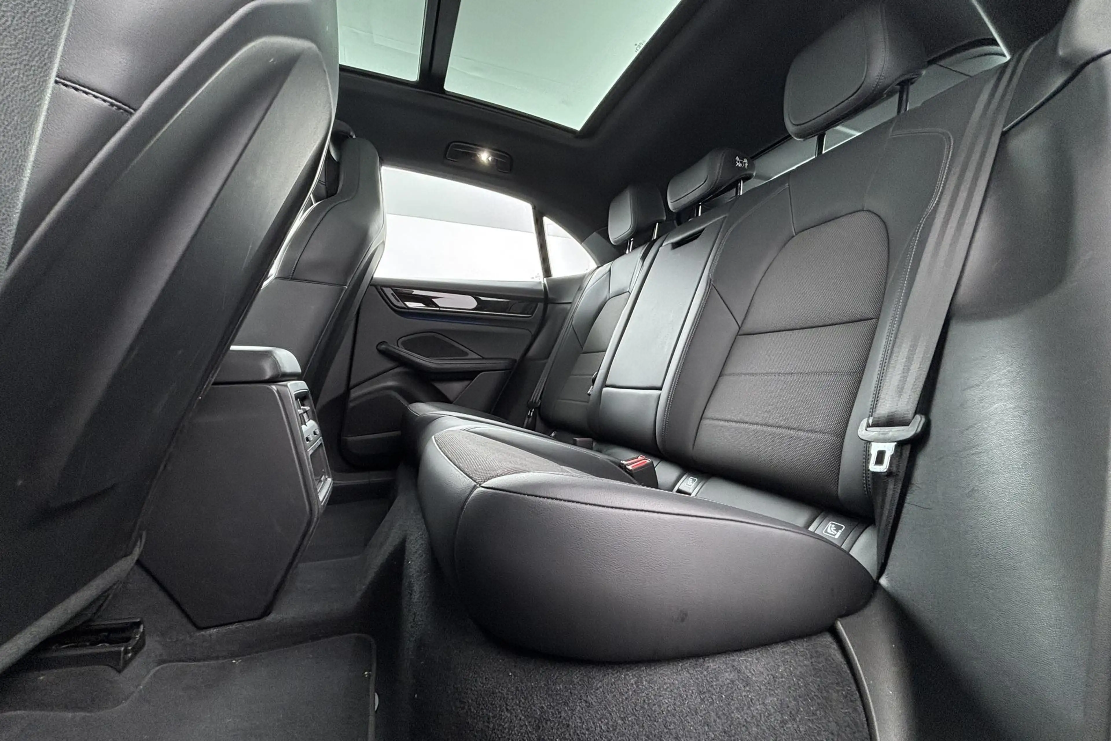 Porsche Macan 4 100 kWh Puur elektrisch genieten met sportieve p — photo 5