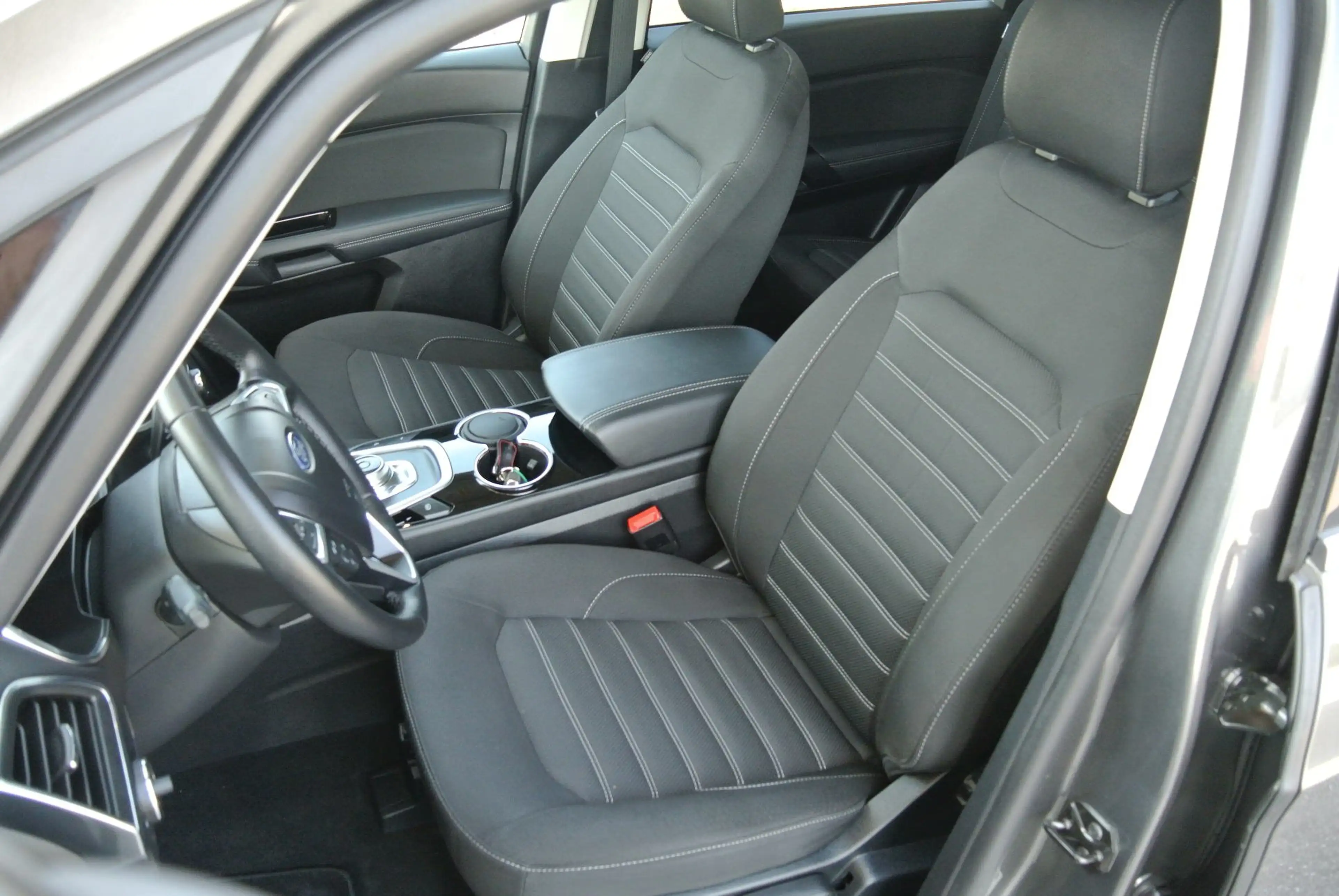 Ford Galaxy 2.5 Duratec FHEV Titanium Aut. **7-Sitze ** — photo 6