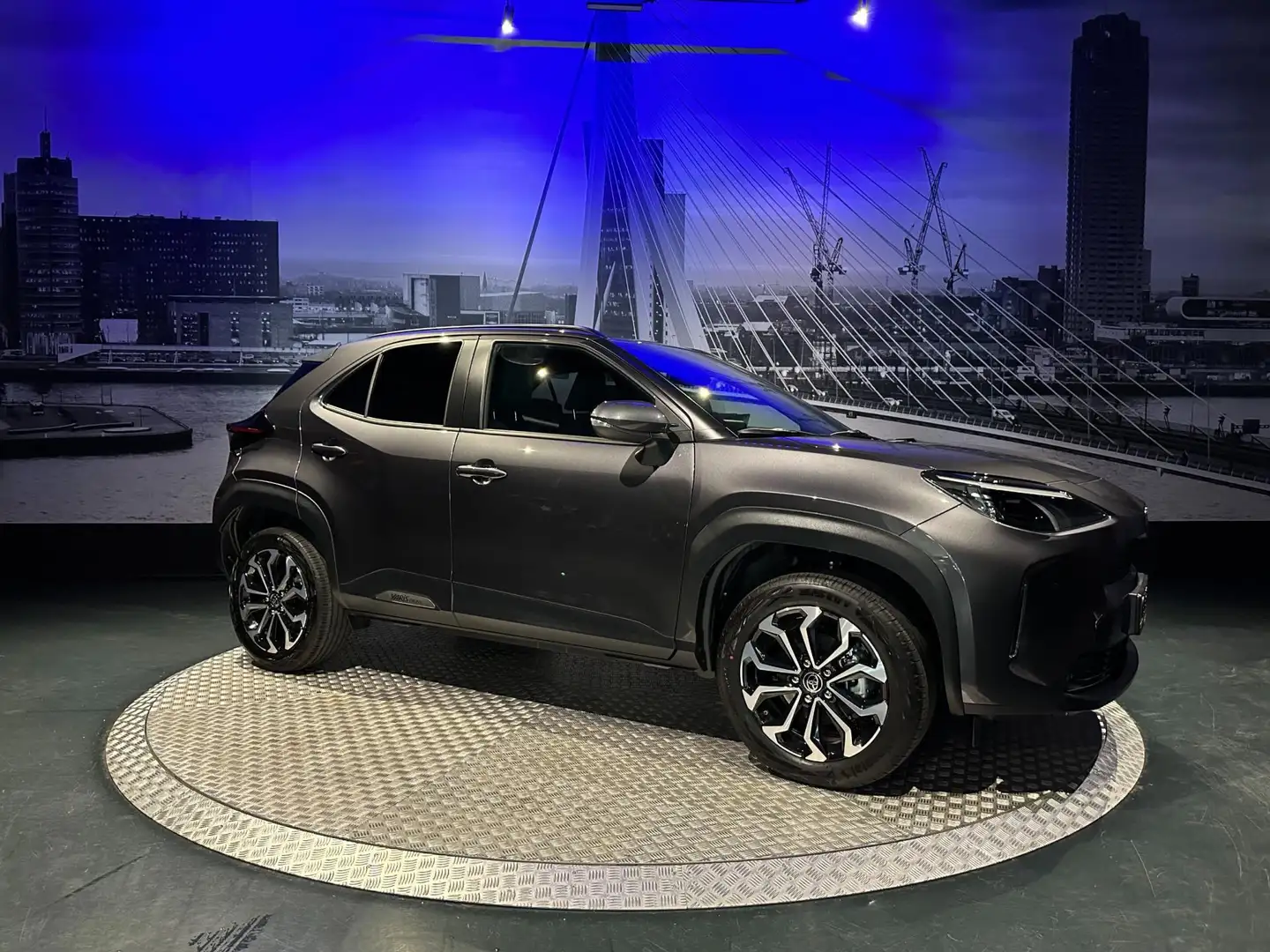 Toyota Yaris Cross 1.5 Hybrid 130 Dynamic *Acc*Winterpakket*Camera*17 Zwart - 2