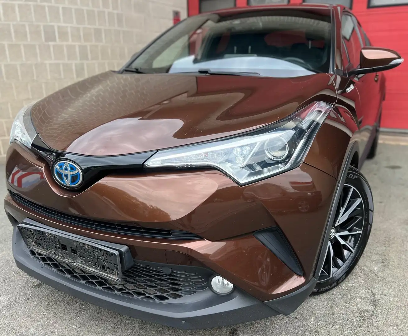 Toyota C-HR C-HR Hybrid 1.8i VVT-i C-Bus.Plus E-CVT(EU6.2 Коричневый - 1