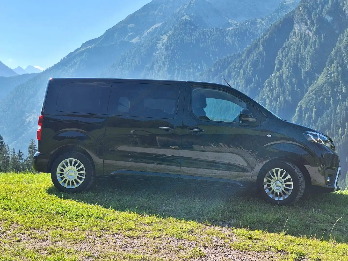 Toyota Proace Proace Verso 2,0 D-4D 180 Medium Family Aut. Family Schwarz - 2