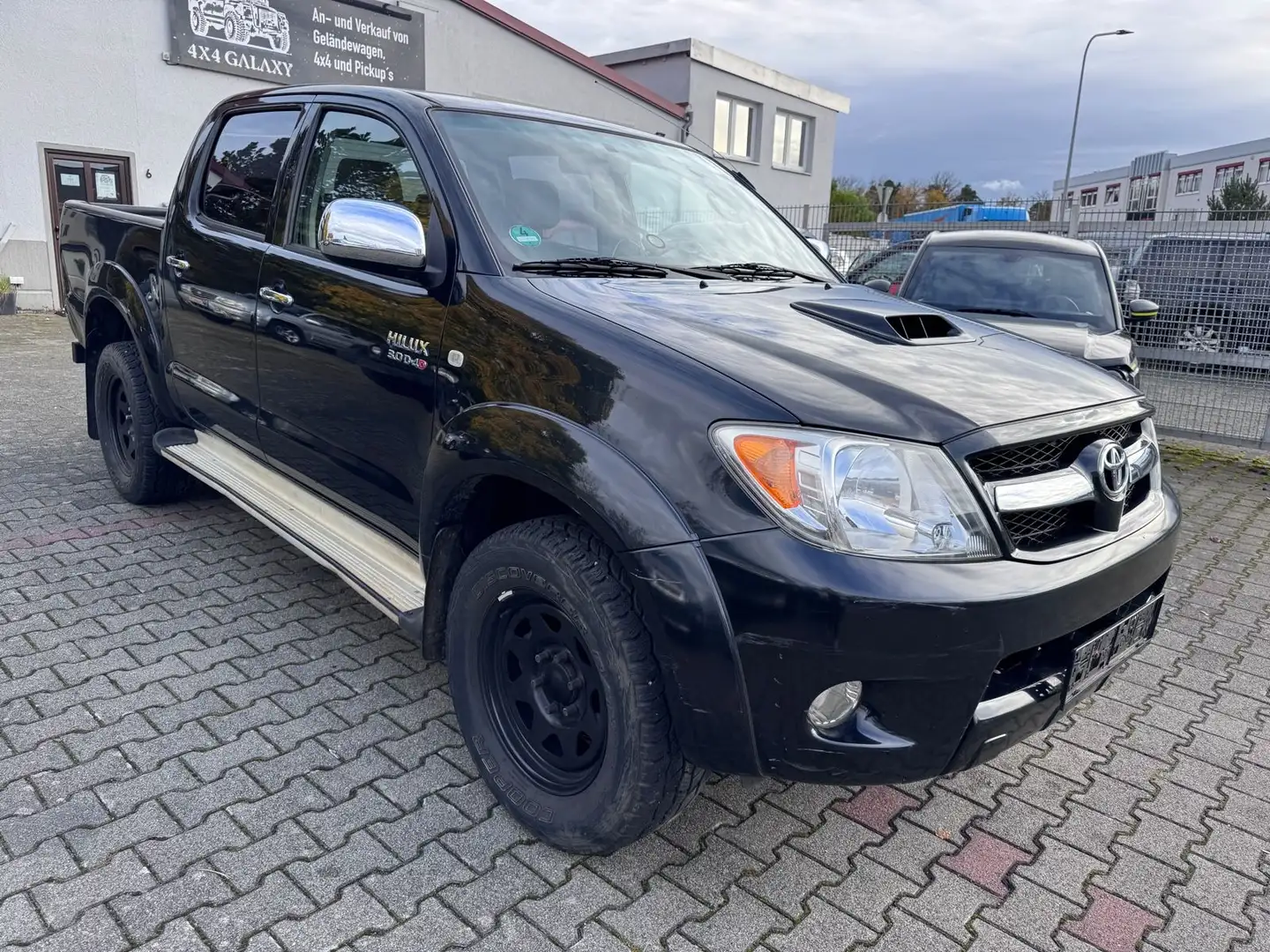 Toyota Hilux Double Cab Sol 4x4 Schwarz - 1