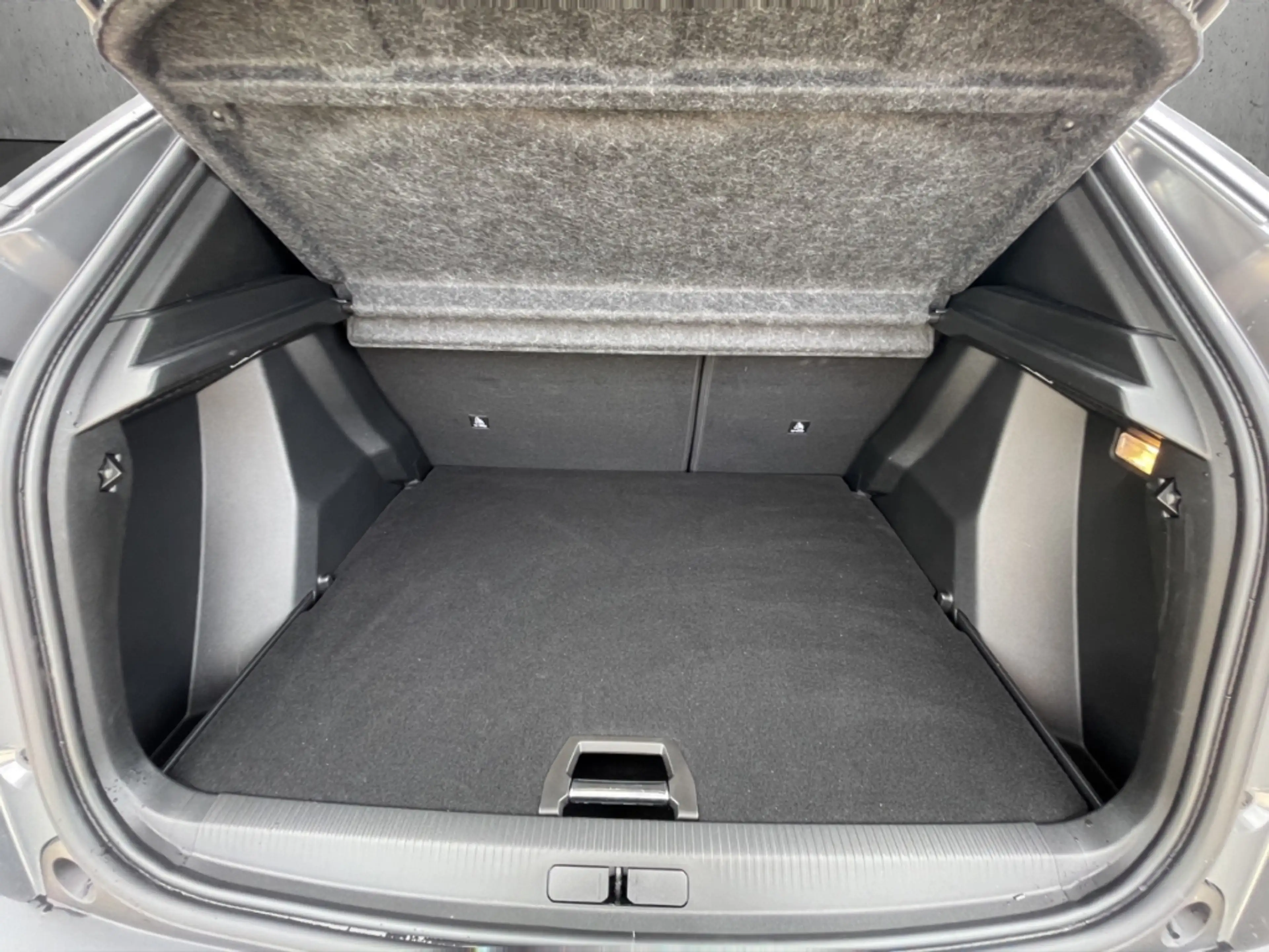 Peugeot 2008 GT PT130 EAT8 El. Panodach Kamera LED ACC CarPlay — photo 7