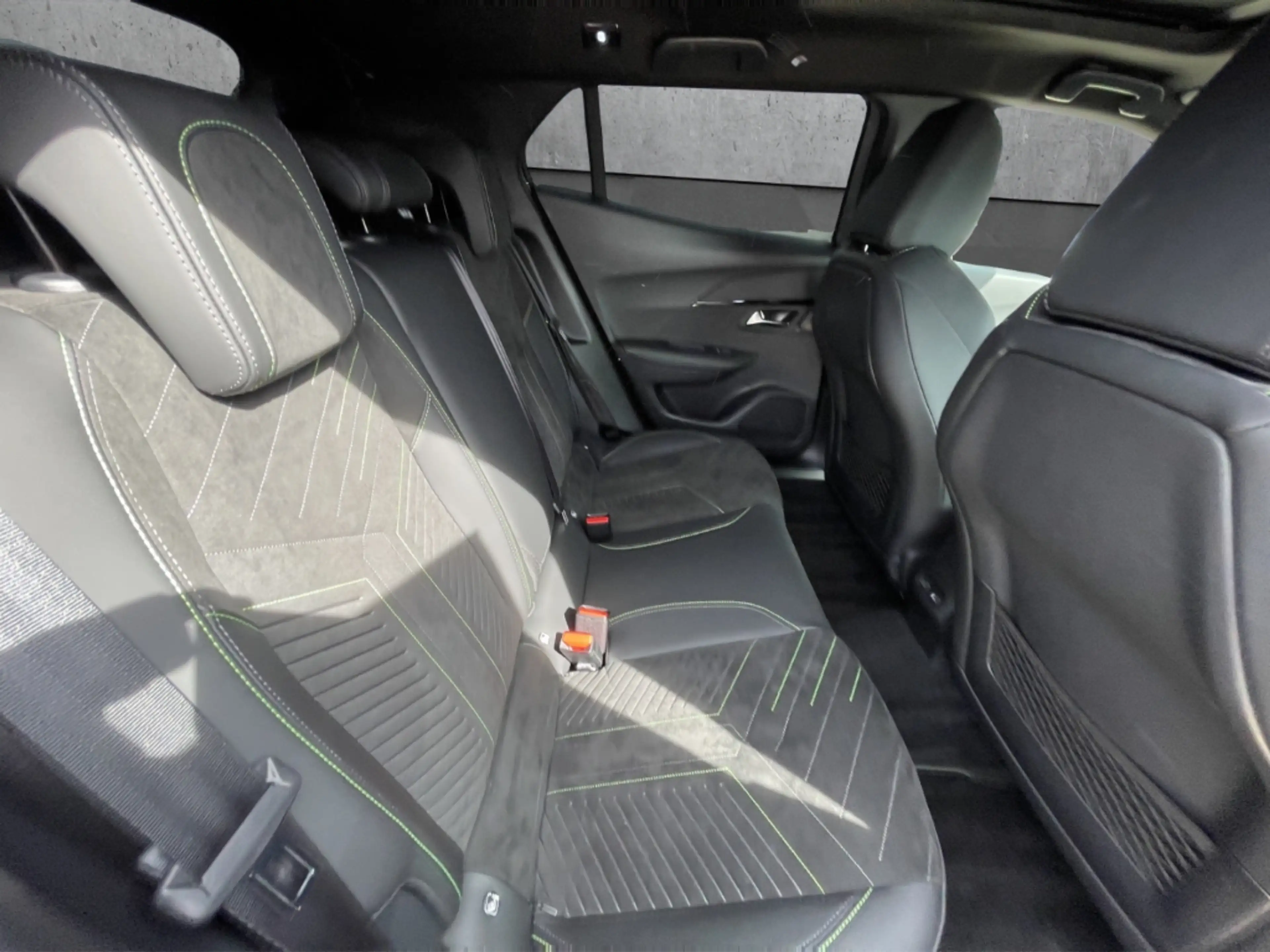 Peugeot 2008 GT PT130 EAT8 El. Panodach Kamera LED ACC CarPlay — photo 14