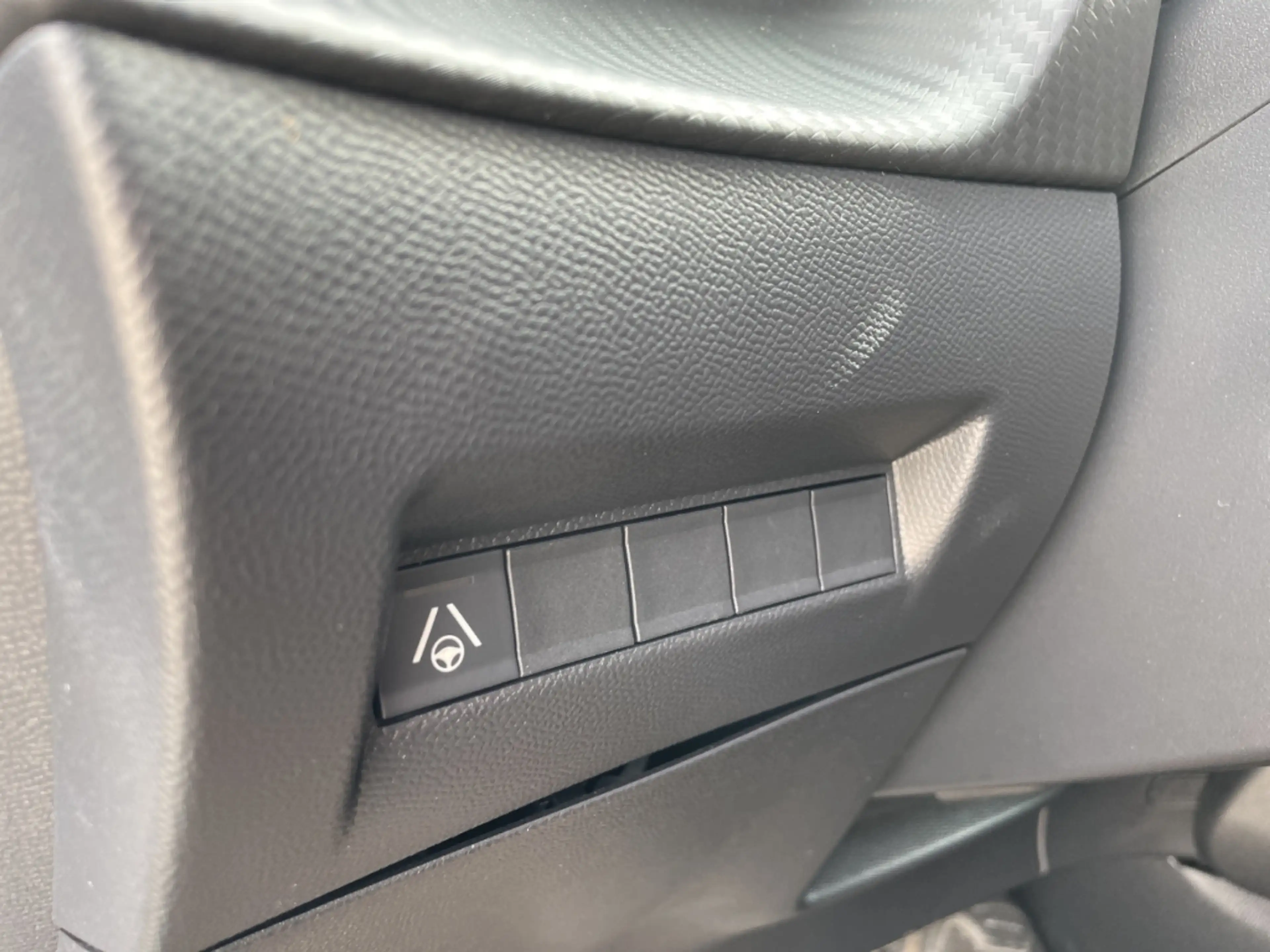 Peugeot 2008 GT PT130 EAT8 El. Panodach Kamera LED ACC CarPlay — photo 19